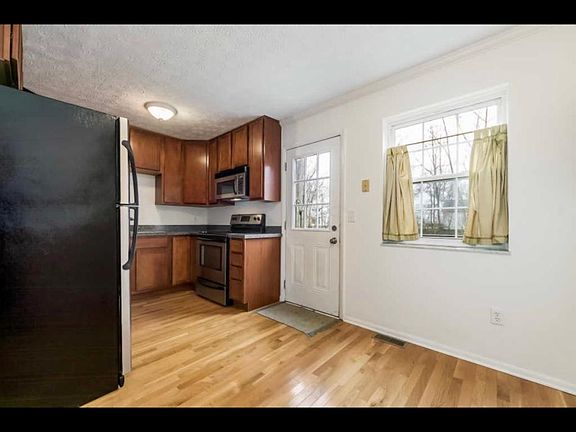 3rd image of 3046 Dorris Ave