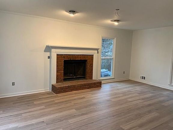 4th image of 2711 Hawk Dr NE