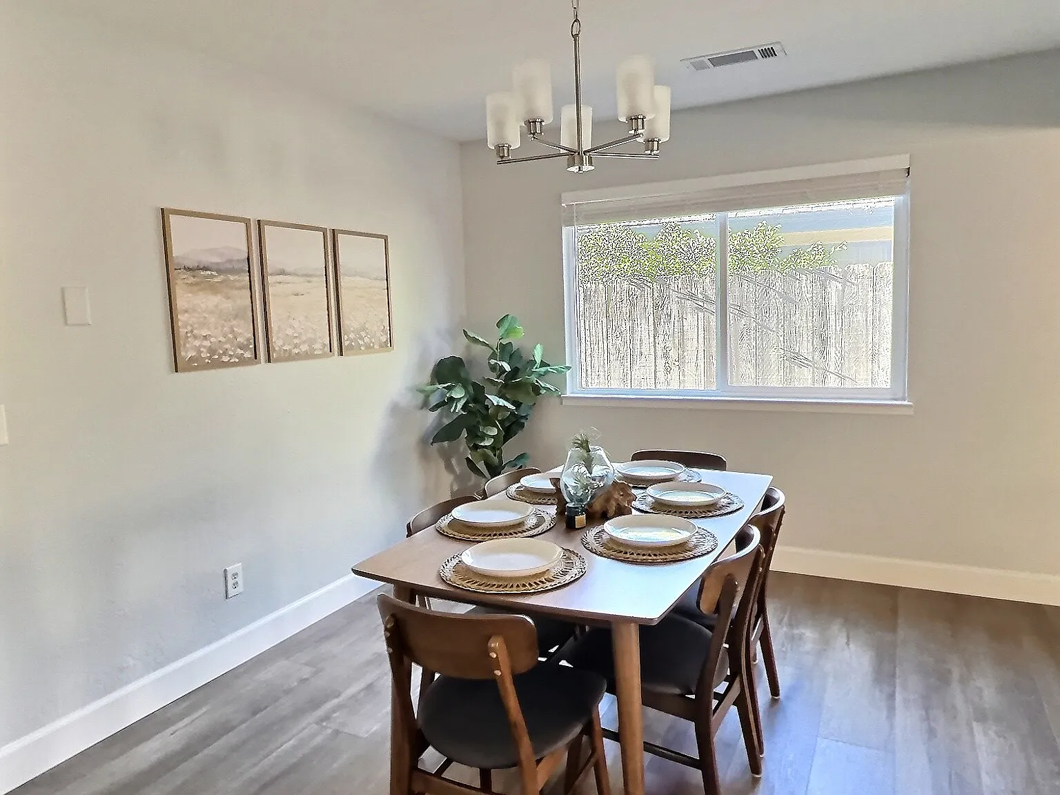8237 N Del Mar Ave — Photo 2