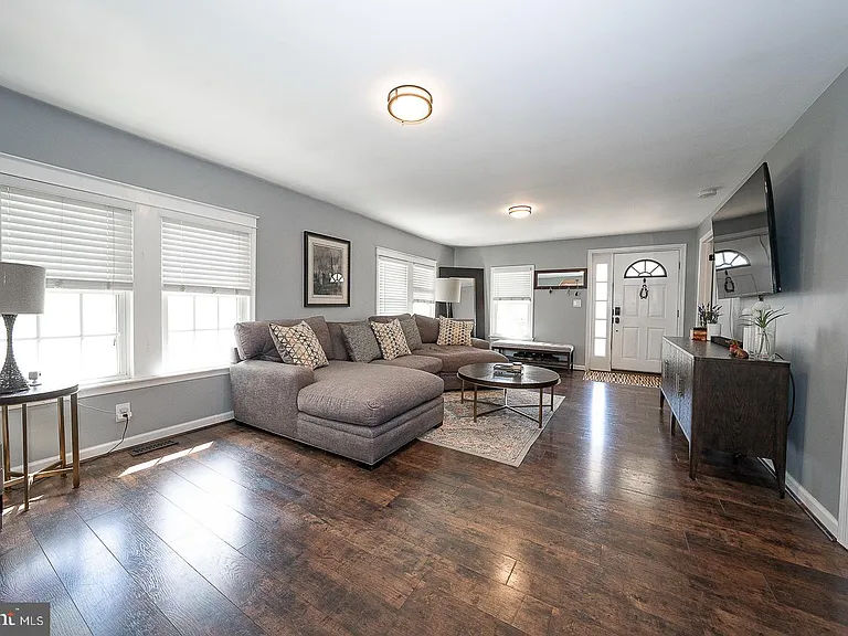 586 Summit St — Photo 6