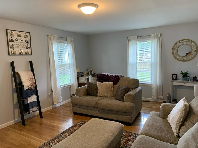 Living room 13'5"x18'9"