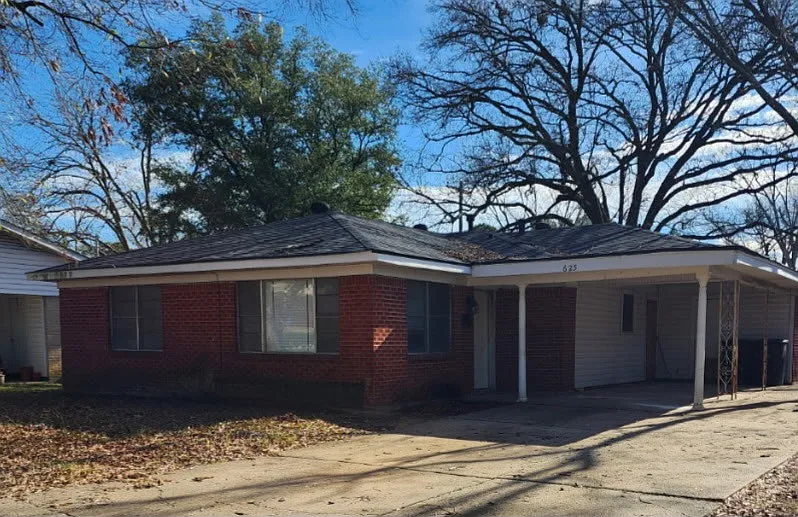 3 bed, 1.5 bath, 1335 sqft, $1,250 — Photo 1