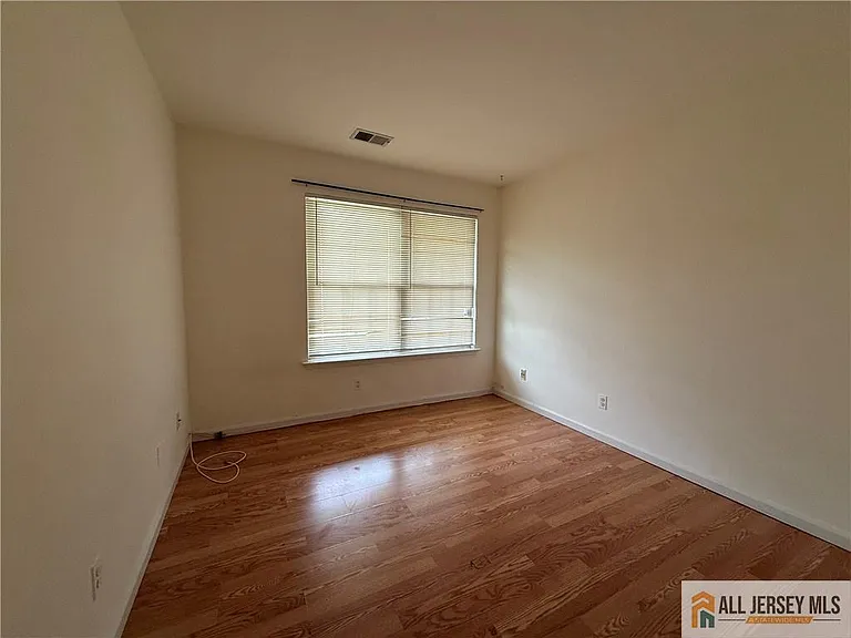 404 Carhart Ct — Photo 6