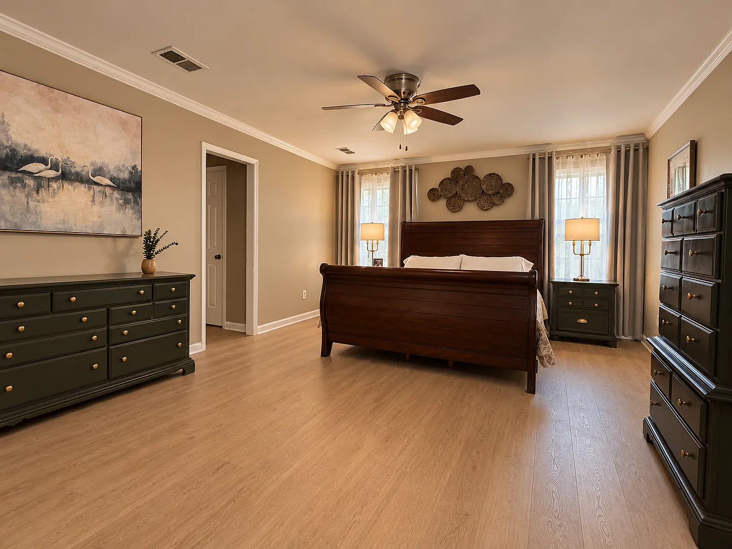 4 bed, 2920 sqft, $7,980 — Photo 2