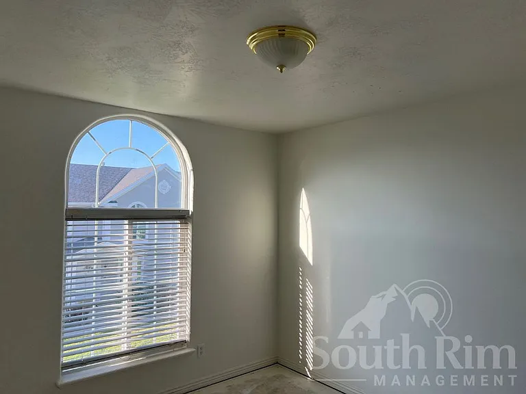 806 Brookside Ct — Photo 6