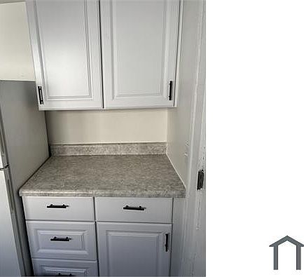 3rd image of 586 Robinette Ct