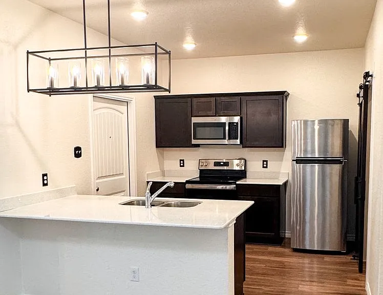 5108 Red Rose Xing — Photo 3