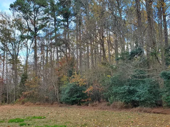 11 & 12 Navajo Rd, Kilmarnock, VA 22482