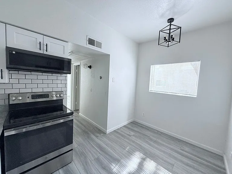 2814 E Kathleen Rd #102 — Photo 3