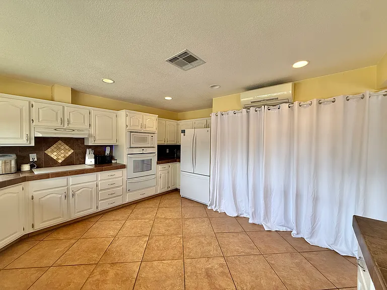1120 S Hereford Ave — Photo 17