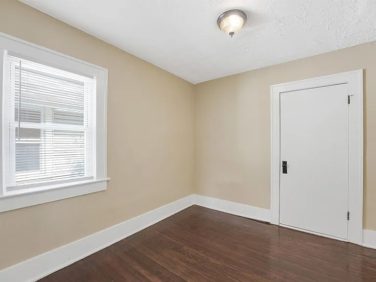 172 S Richardson Ave — Photo 15