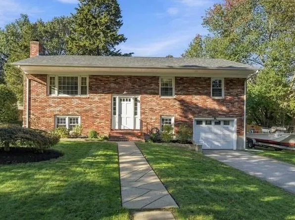 32 San Miguel Dr, Bristol, RI 02809