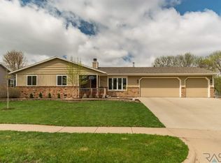 2401 S Dartmoor Cir, Sioux Falls, SD 57106