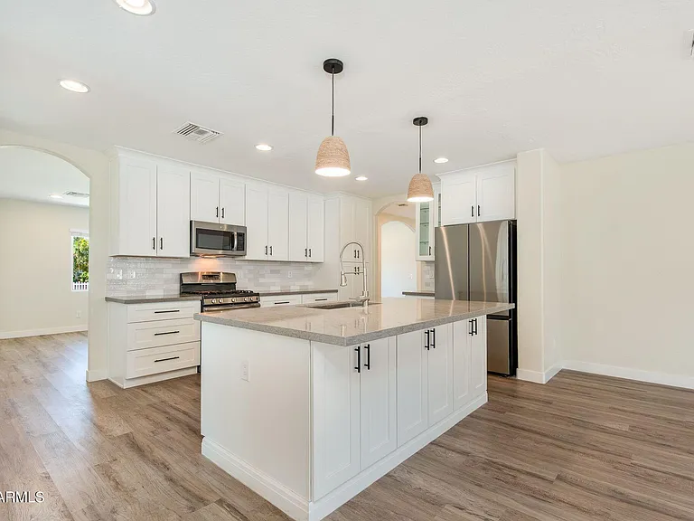 5002 E Mitchell Dr — Photo 6