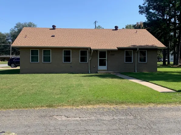 1305 S Henderson St, Stuttgart, AR 72160