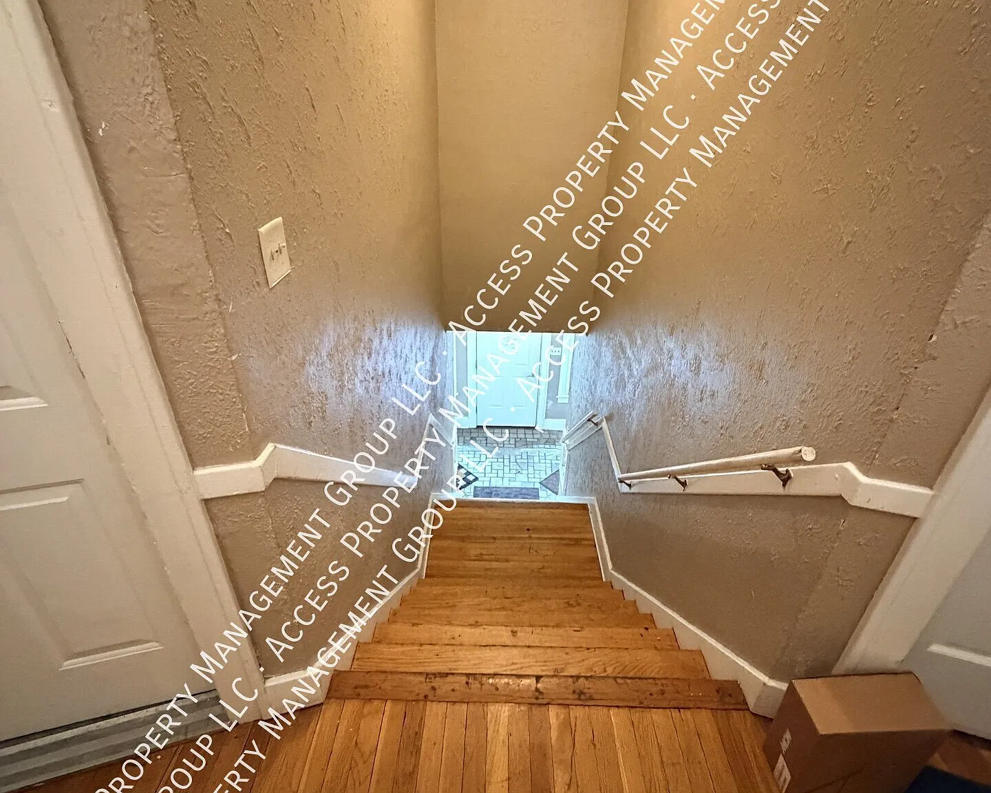 Large Upper 2 Bedroom SE Side Unit — Photo 3
