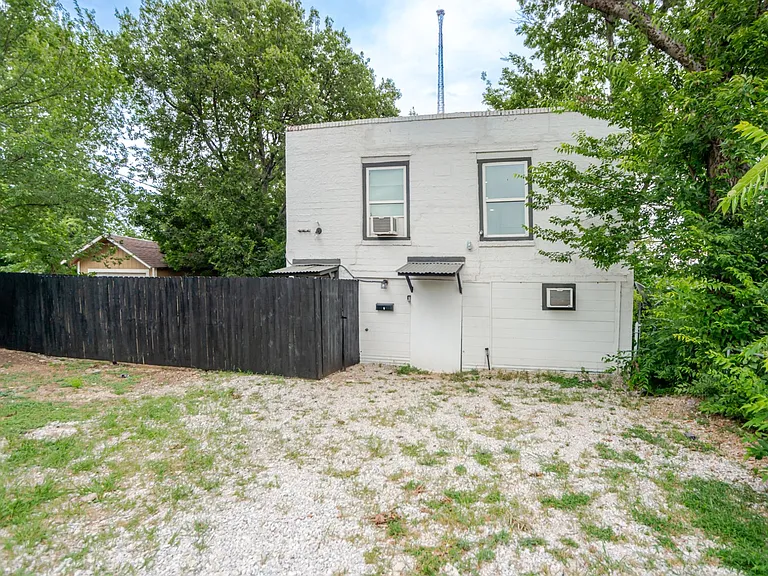 2737 Stuart Dr — Photo 36
