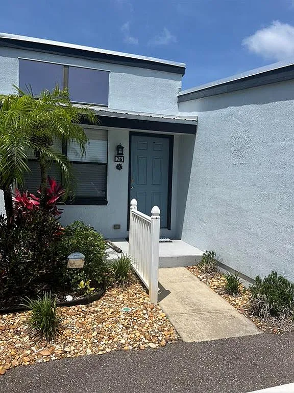 2 bed, 2.0 bath, 888 sqft, $4,250 — Photo 2