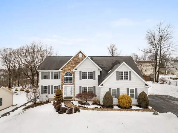 1161 Sapphire Dr, Endicott, NY 13760