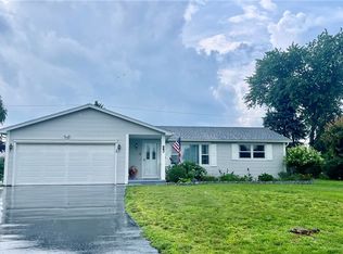 2 Galwood Dr, Rochester, NY 14622