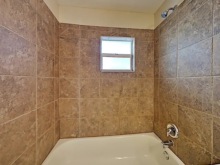 1210 Catherine St — Photo 15