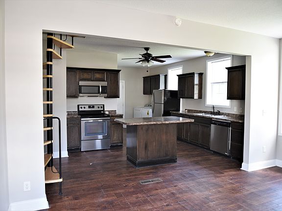 3rd image of 454 S College St #5B-3Ba-1598Sqft