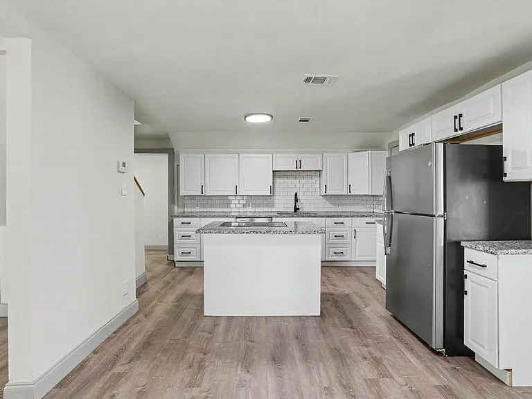 1320 S 7th Ave — Photo 3