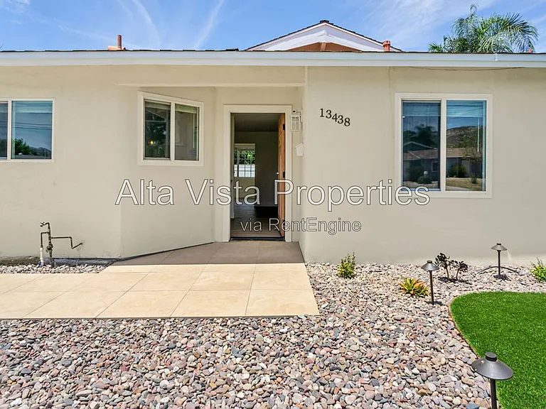 13438 Buxton Ave — Photo 2