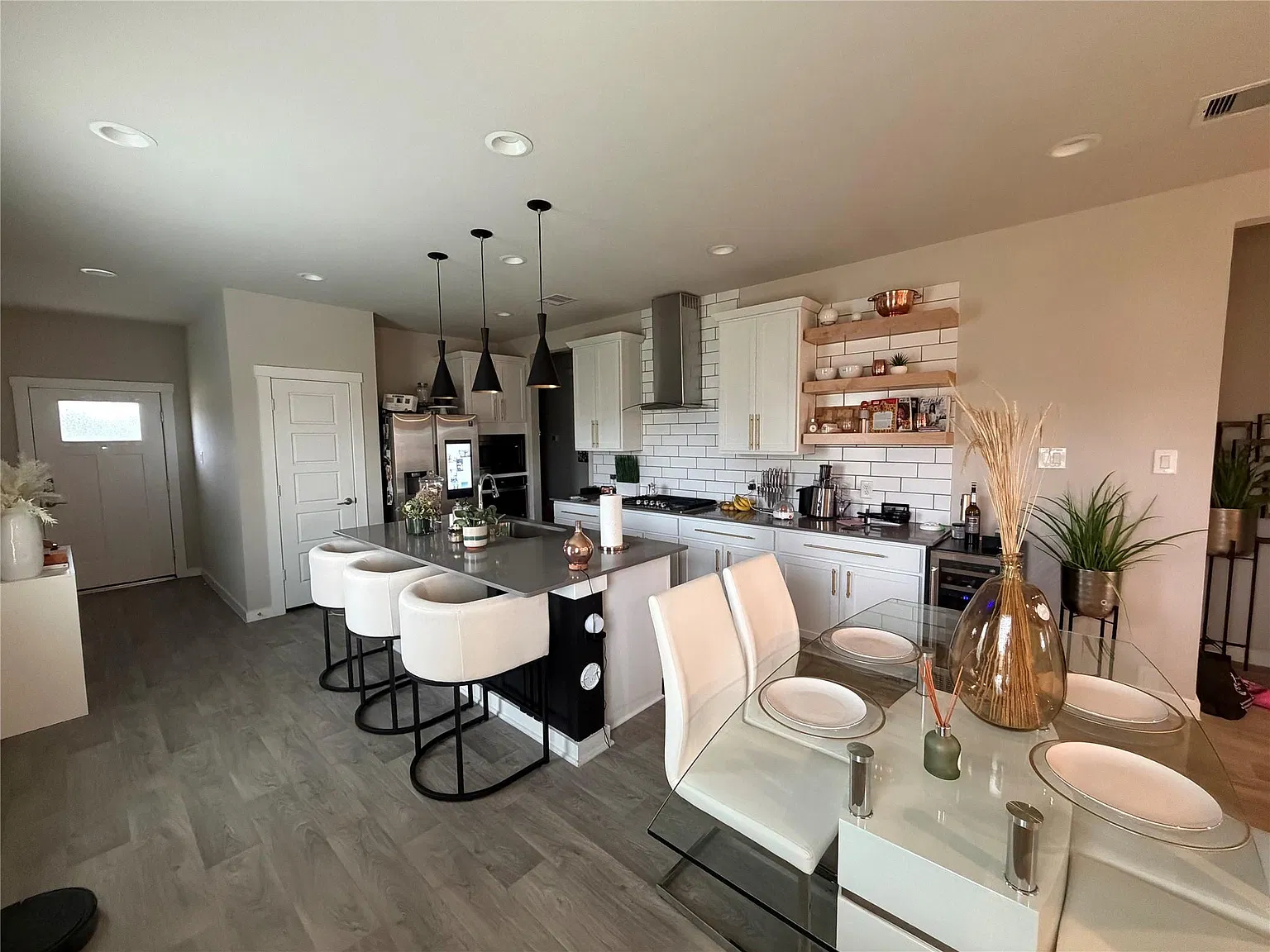 3 bed, 2.0 bath, 1551 sqft, $2,300 — Photo 4