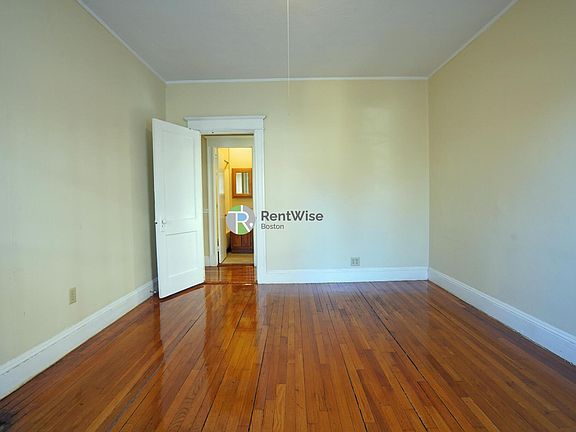 2nd image of 62 Woodstock Ave #18