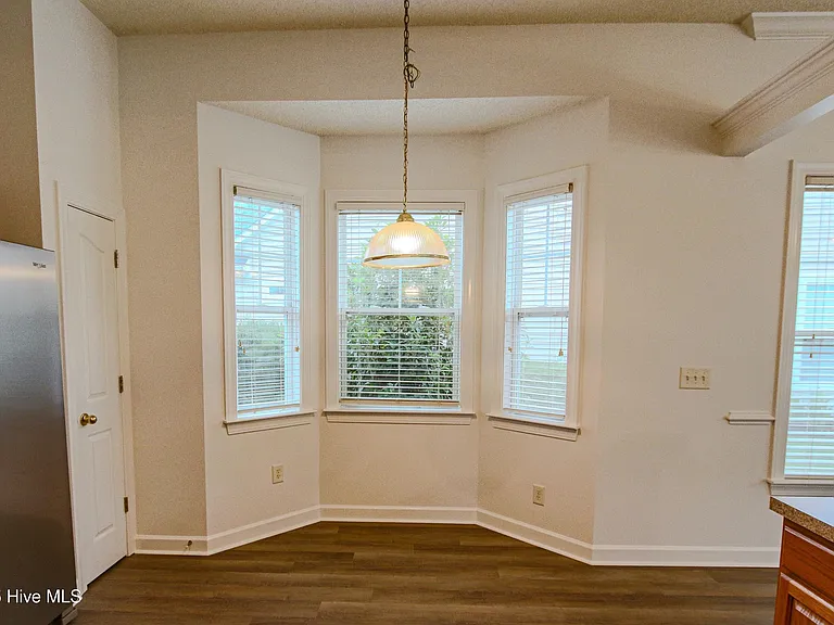 1005 Meadowlands Trl NW — Photo 11