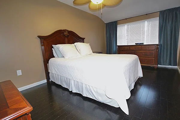 Sold by REMAX Elite | media 16