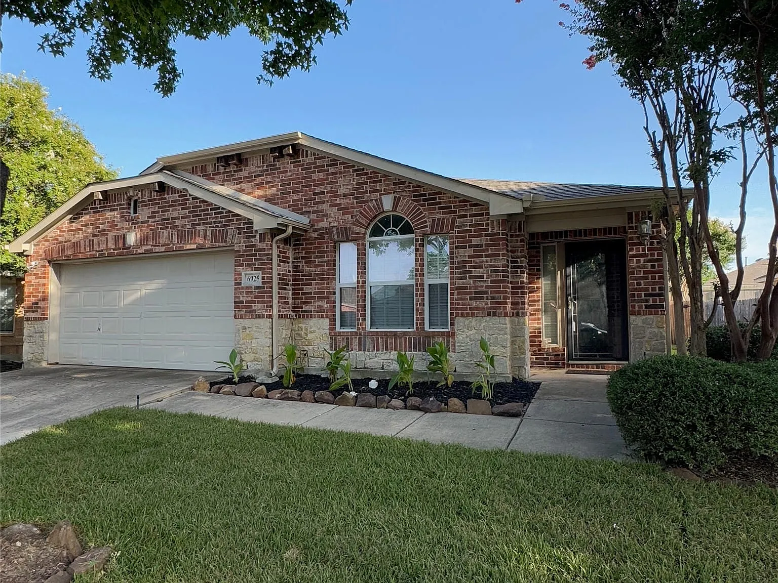 3 bed, 2.0 bath, 2178 sqft, $2,395 — Photo 3