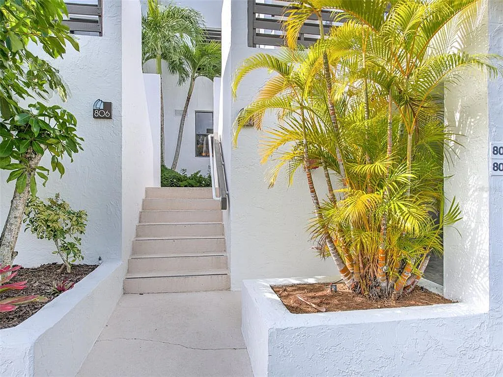 2 bed, 2.0 bath, 1456 sqft, $6,000 — Photo 2