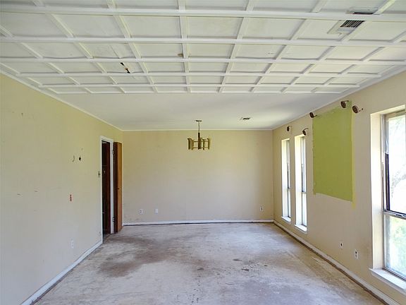 5th image of 815 Wood River Rd