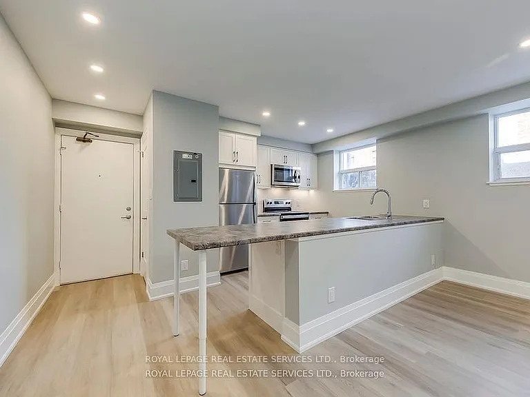 320 Lakeshore Rd W #2 — Photo 8