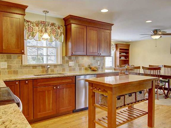 5th image of 137 Mountain Laurel Dr