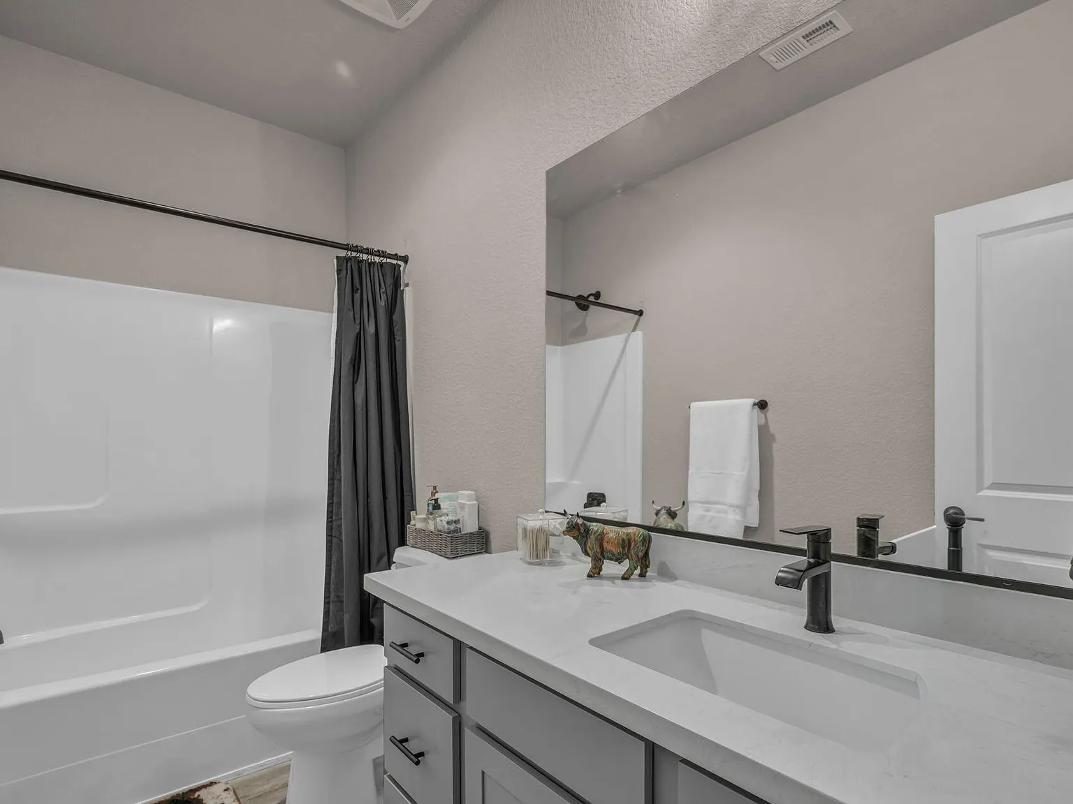 2 bed, 2.5 bath, 1400 sqft, $2,200 — Photo 1