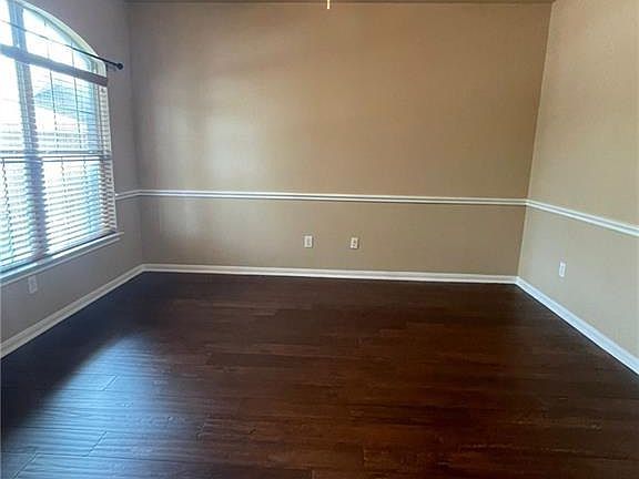 5th image of 704 S Frontier Ln