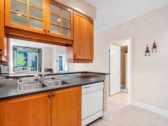 5th image of 102 Bloor St W #608