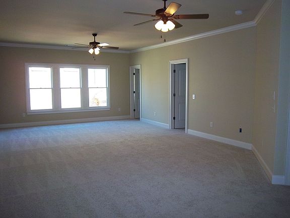 Private Upstairs with Full Bath and Walk-in Closet