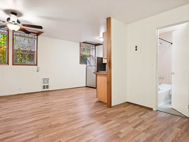 Abbottsford Apartments — Photo 121