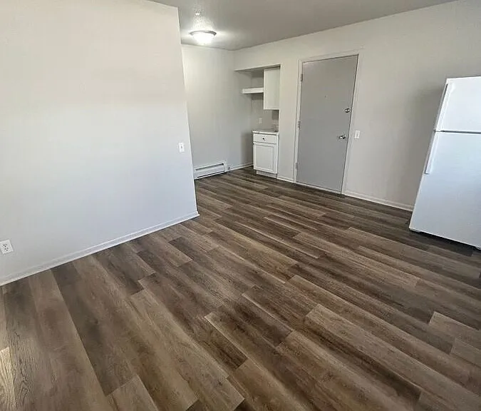 126 E 5th St S #3 — Photo 1