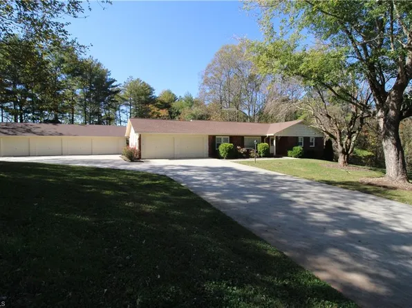 739 Osborne Sunset Dr, North Wilkesboro, NC 28659