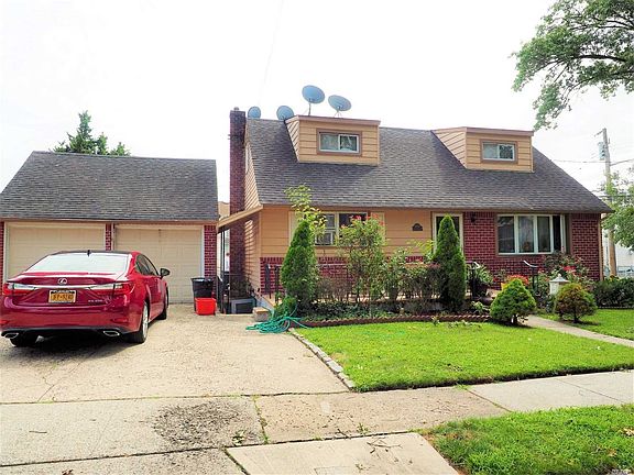 2nd image of 1383 Blossom St