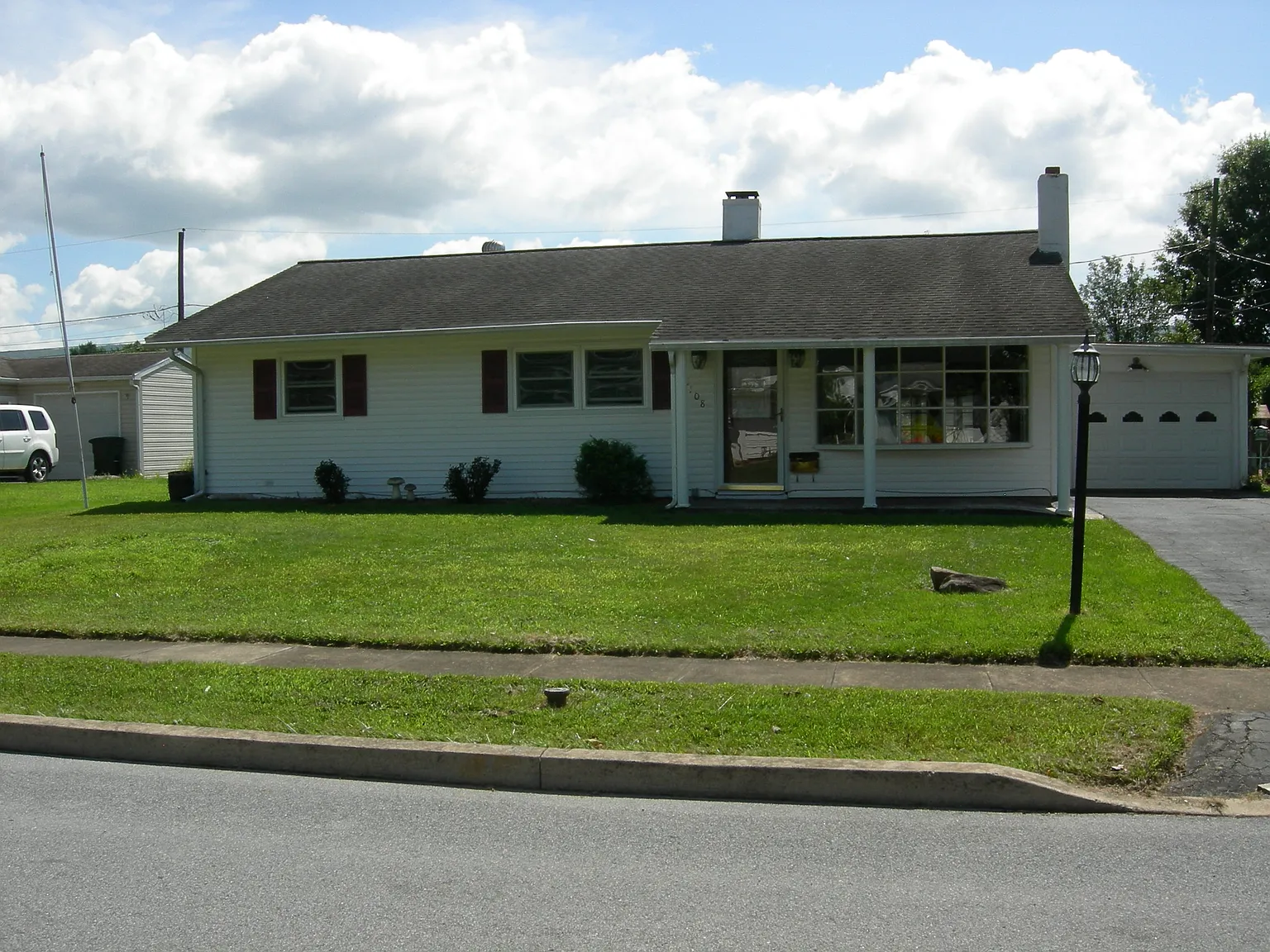 3 bed, 1.5 bath, 1120 sqft, $1,600 — Photo 3