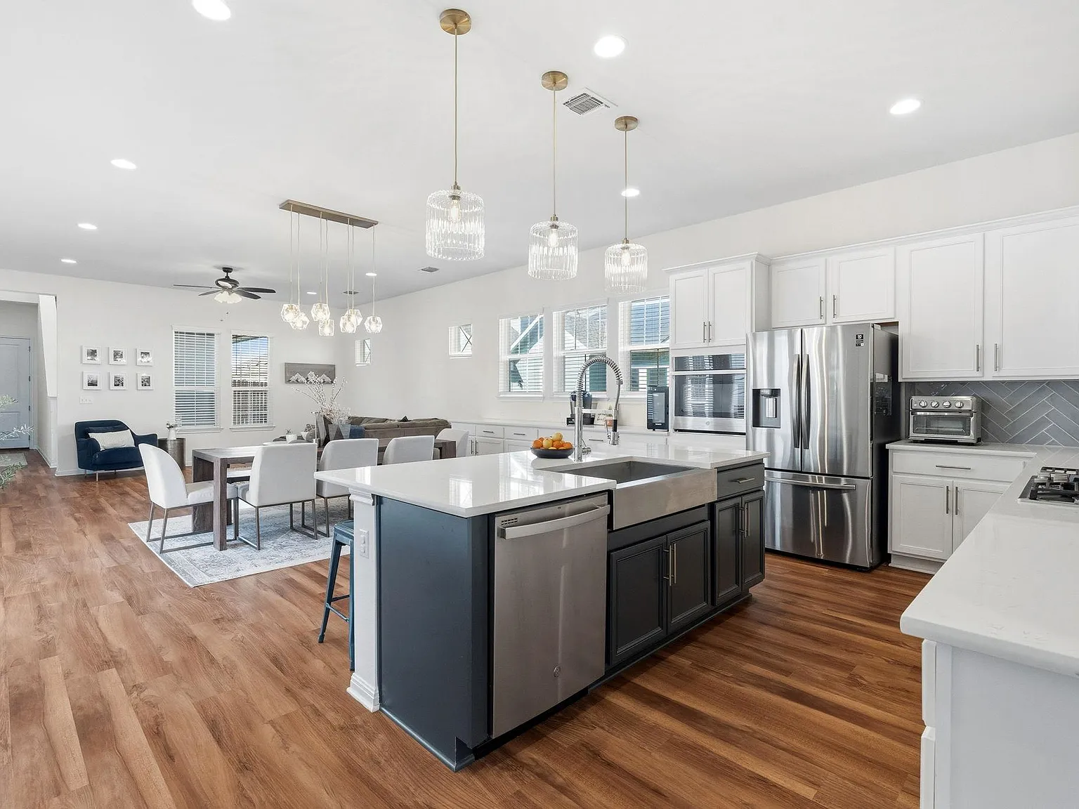 5 bed, 3.5 bath, 2704 sqft, $3,500 — Photo 2