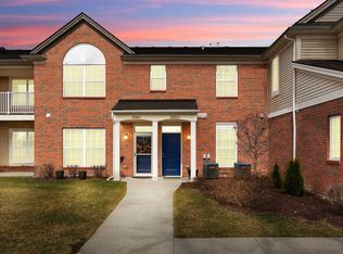 28262 S Pointe Ln, Chesterfield, MI