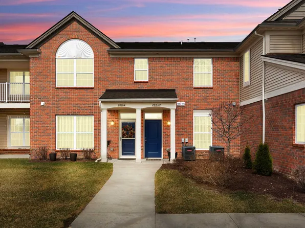 28262 S Pointe Ln, Chesterfield, MI 48051