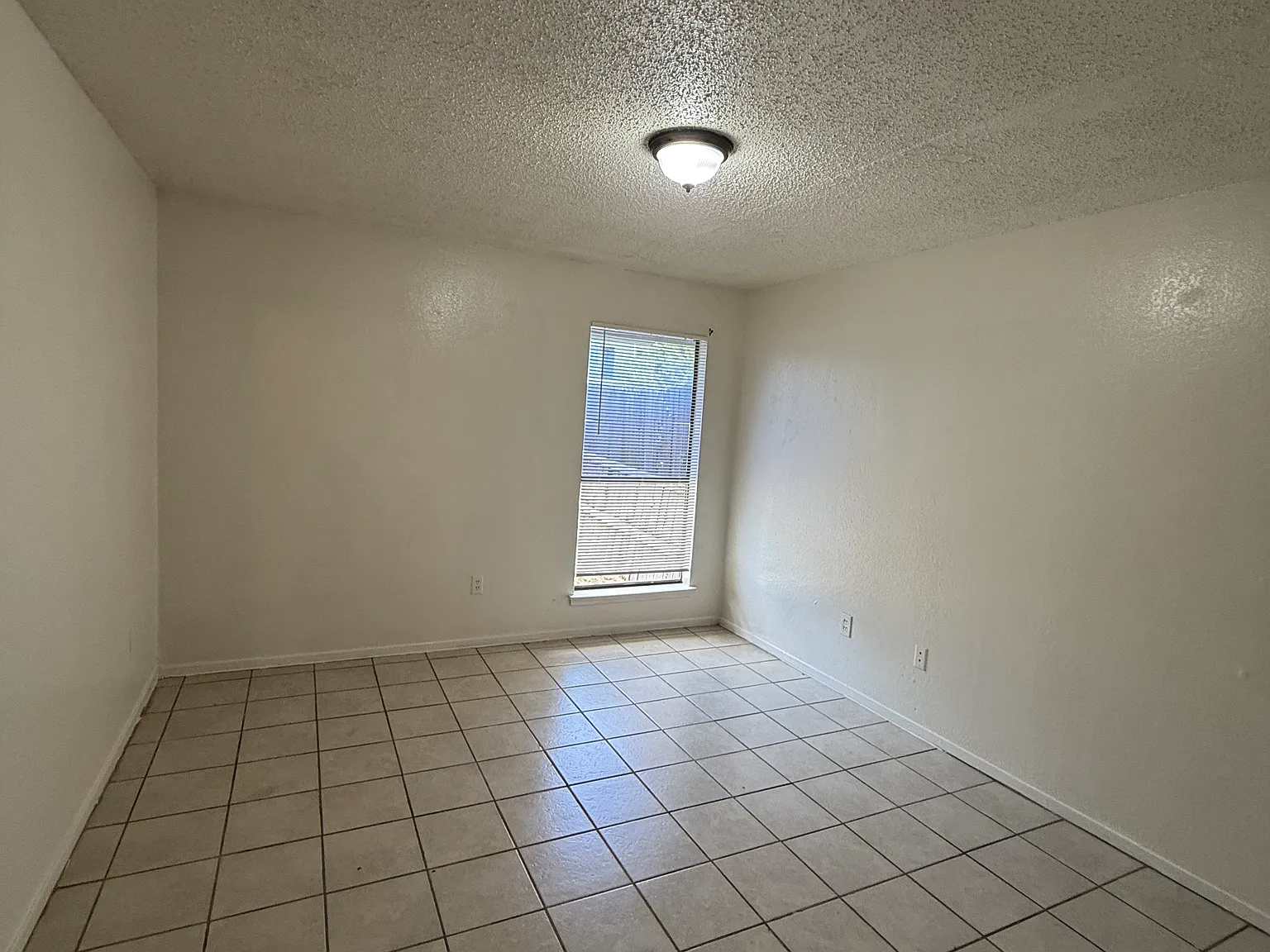 2 bed, 1000 sqft, $1,400 — Photo 3